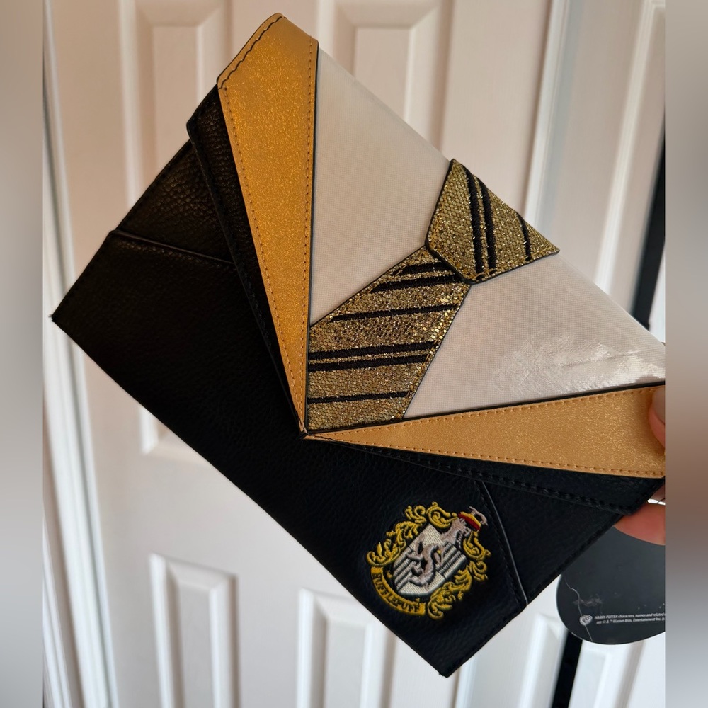 Harry Potter - Danielle Nicole - Uniform Clutch
Gold and Black Shoulder Chain - Picture 9 of 10